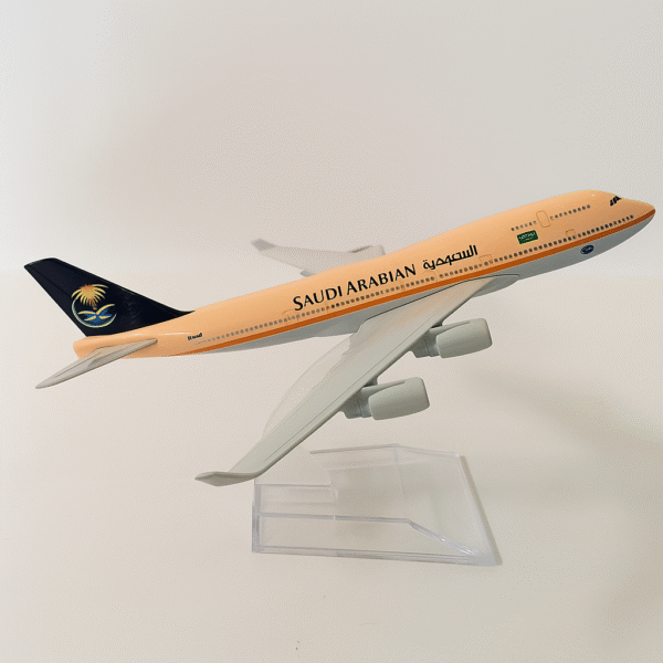 Airplane Model SAUDI ARABIAN Airlines model 16 cm  Boeing 777 airplane 16CM Metal alloy diecast 1:400 airplane model toy for children