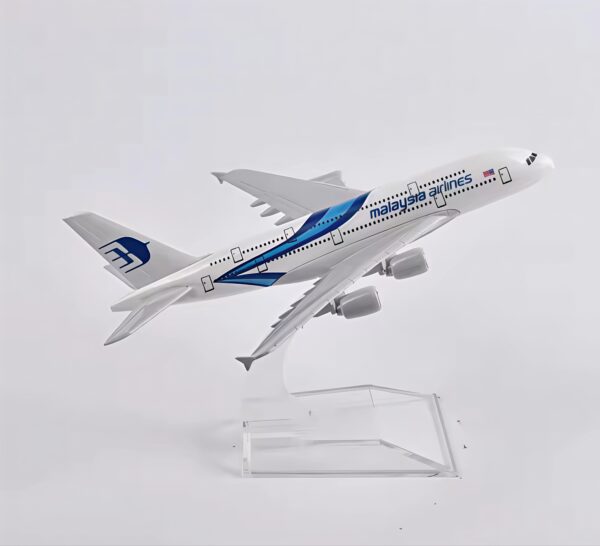 Malaysia Airlines Airbus A380 16cm Diecast Aircraft Model 1:400 Scale – Full Metal Alloy Airplane with Stand for Home & Office Decoration